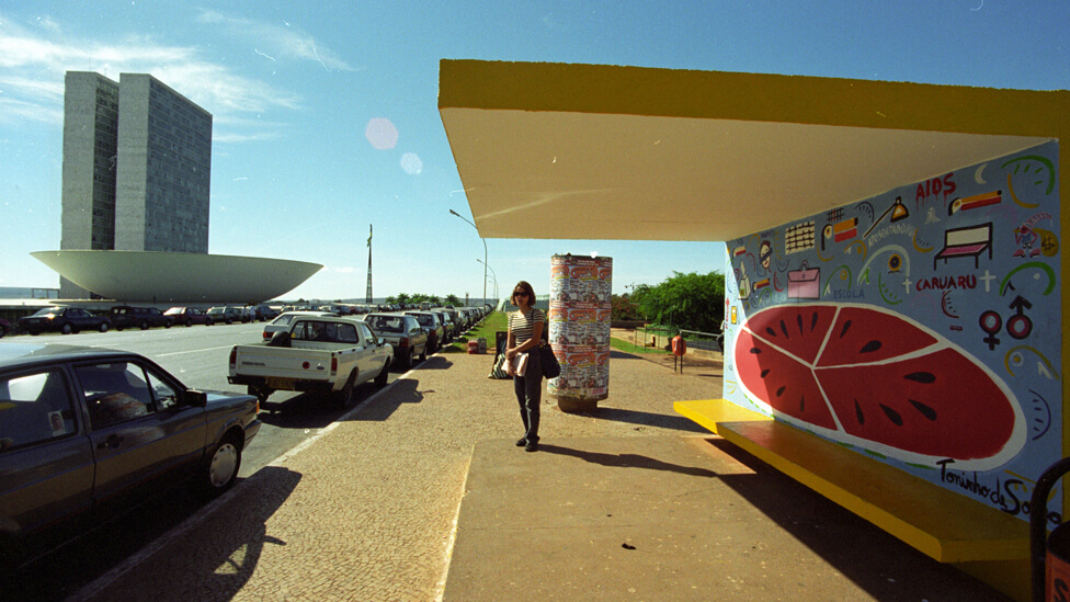 Mujer esperando el autobús en el centro de Brasilia