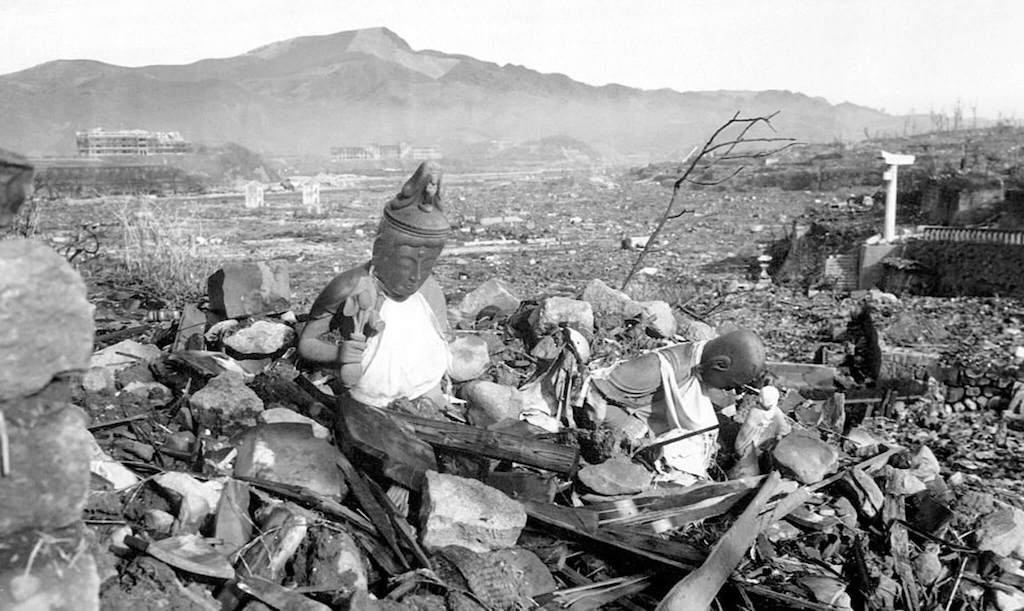 Estatuas entre los escombros de Nagasaki