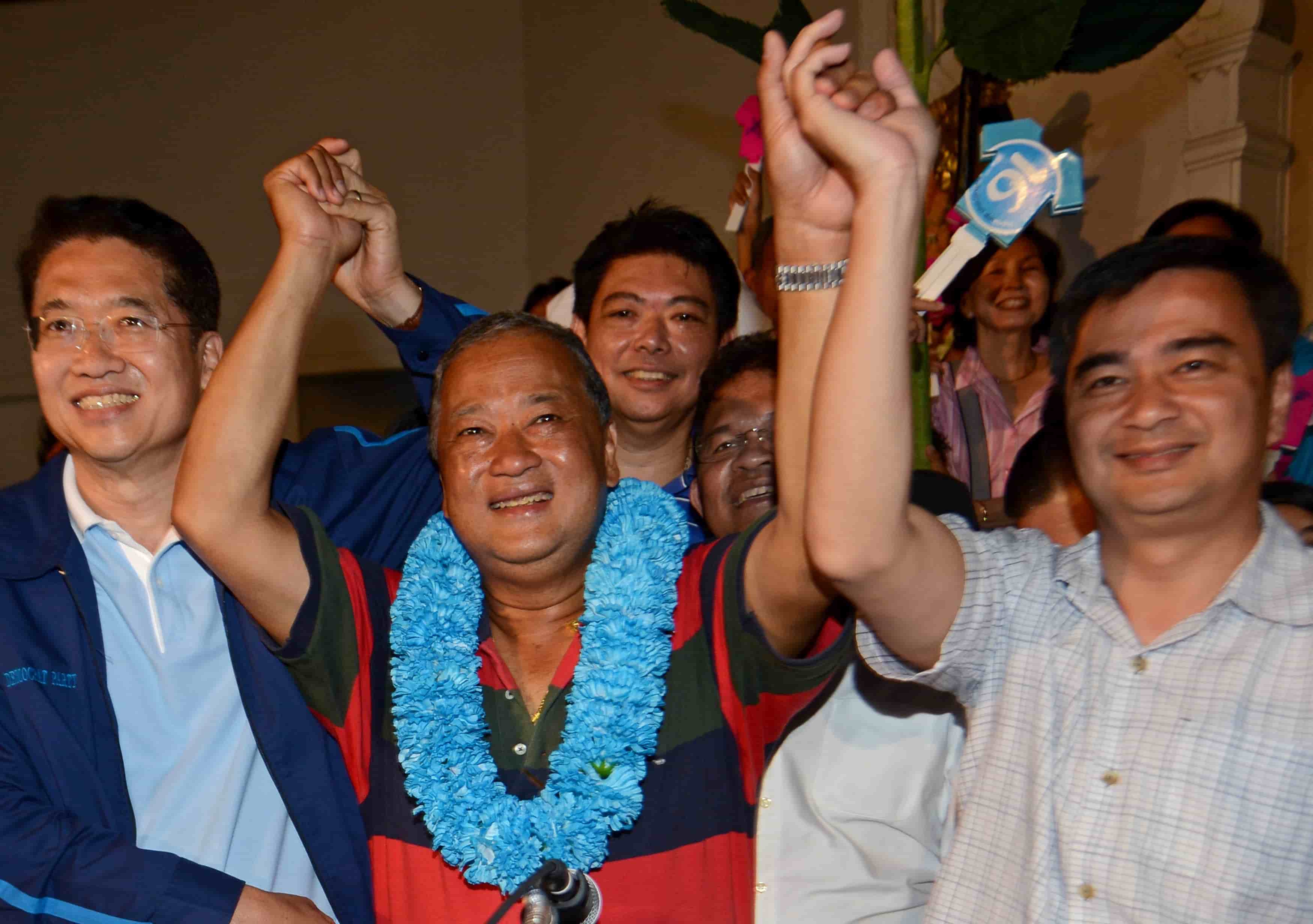 ม.ร.ว. สุขุมพันธุ์พร้อมด้วยผู้บริหารพรรคประชาธิปัตย์ร่วมกันประกาศชัยชนะในการเลือกตั้งผู้ว่าฯ กทม. เป็นสมัยที่ 2 เมื่อวันที่ 3 มี.ค. 2556