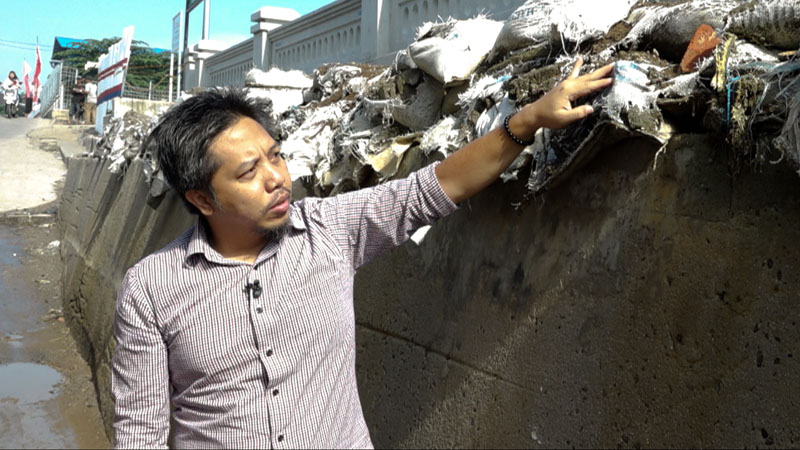 Heri Andreas menceritakan bagaimana tanggul dibangun lebih tinggi, ketika tanah semakin turun dan air laut terus meninggi.