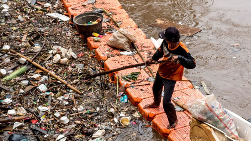 Tim Oranye membersihkan salah satu sungai di Jakarta.