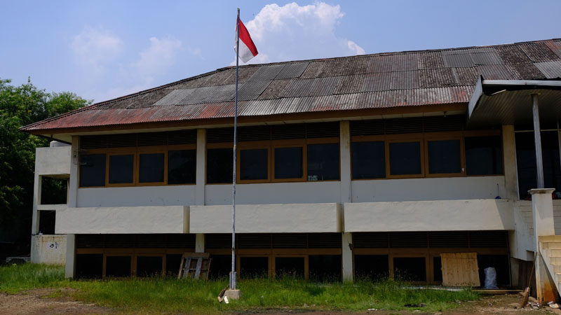 Sebuah bangunan di Muara Baru yang sebagian besar lantai satunya sudah terbenam.