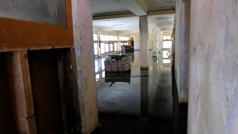 Suasana lantai satu gedung yang digenangi air.