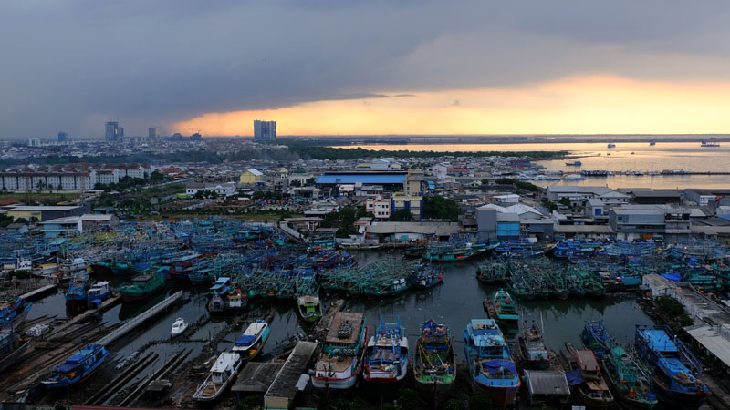 Di Jakarta Utara penurunan permukaan tanah mencapai 25cm per tahun atau 2,5m dalam 10 tahun.