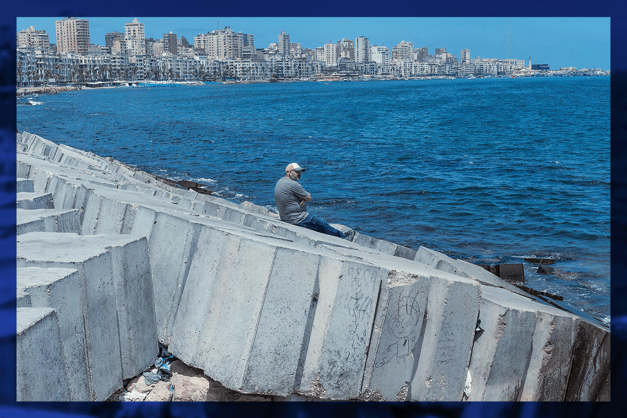Gambar menunjukkan beton di pinggir pesisir Alexandria, Mesir