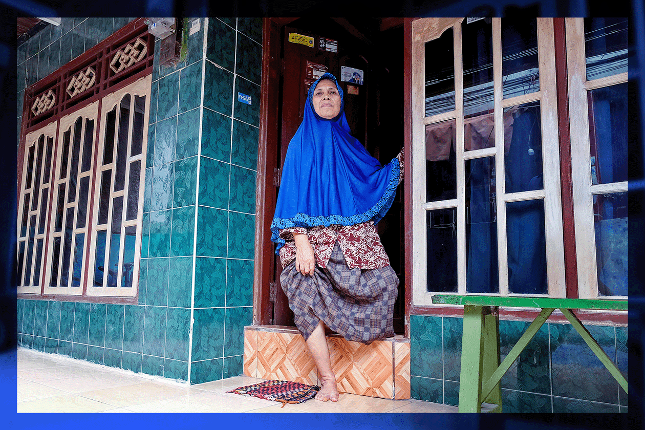 Gambar Soni melangkah leuar dari rumahnya yang tenggelam