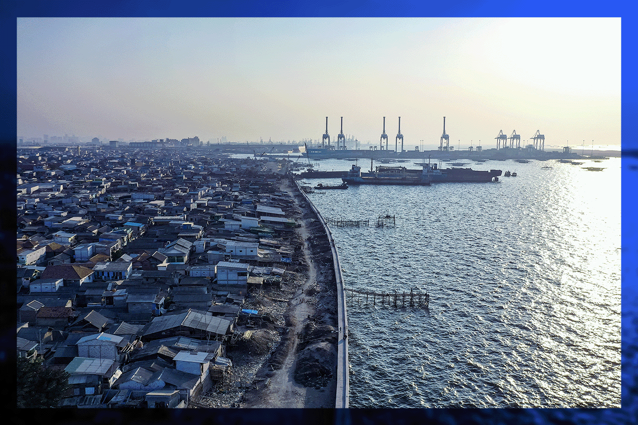Gambar menunjukkan tembok penghadang air laut di Jakarta