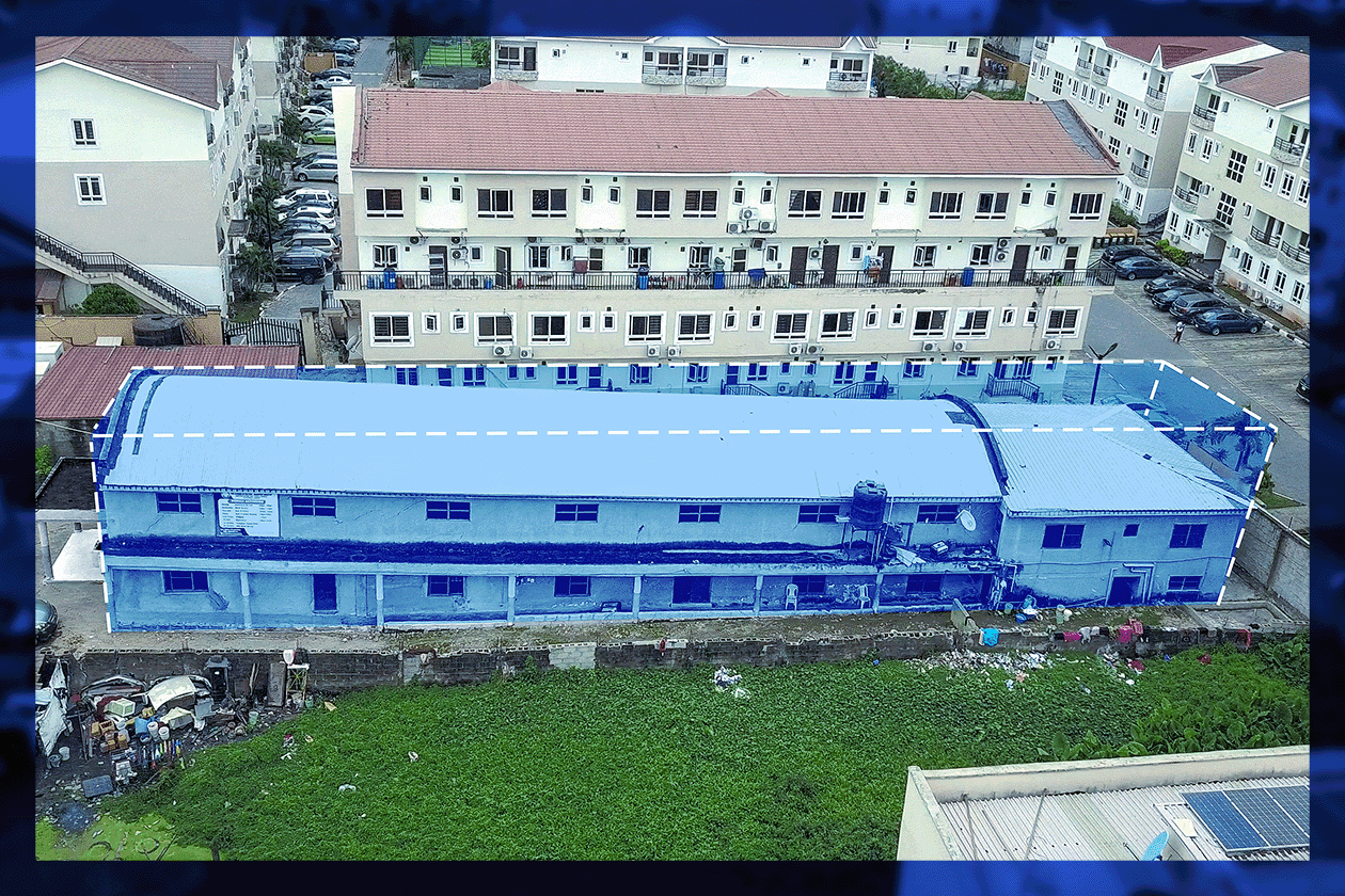La imagen muestra un edificio inclinado debido al hundimiento.