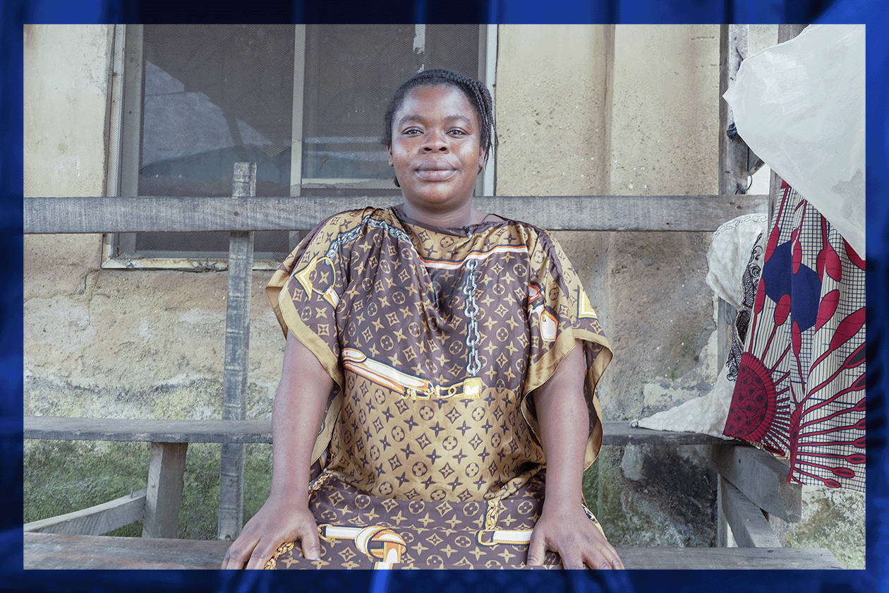 Rukka'nın batan evinin önünde oturduğu görsel 