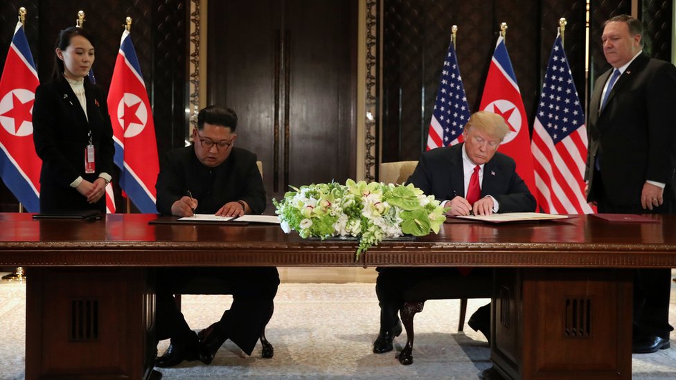 6月14日，美國國務卿蓬佩奧開始對中國進行首次正式訪問，討論貿易問題和歷史性的第一次朝美峰會。两人在双方官员见证下签署联合声明。