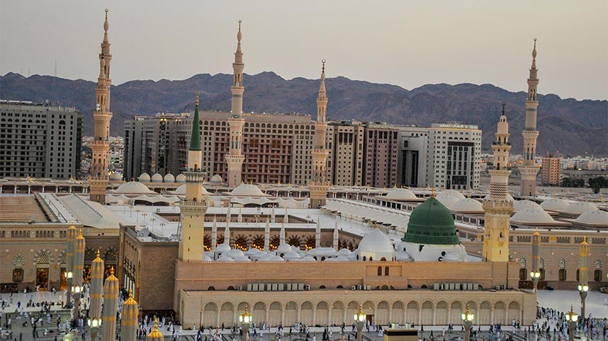 Masjid Nabi Muhammad Nabawi Di Madinah Tempat Suci Yang