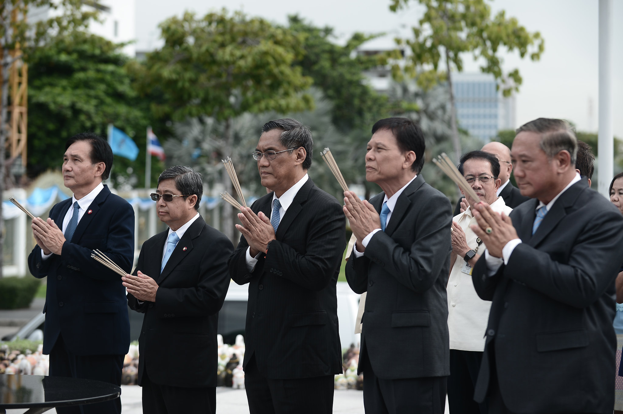 นายอิทธิพร บุญประคอง ประธาน กกต. นำทีม กกต. 5 คนเข้าสักการะสิ่งศักดิ์สิทธิ์ในวันแรกของการเริ่มปฏิบัติหน้าที่