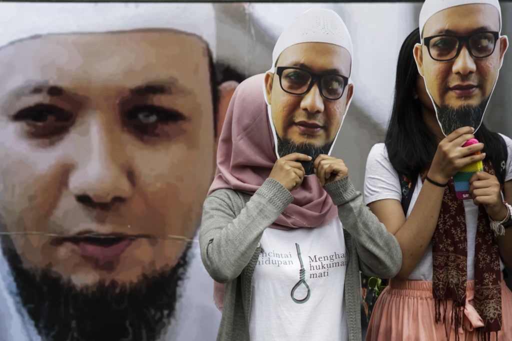 Aksi teatrikal mendukung Novel Basweadan di Jakarta.