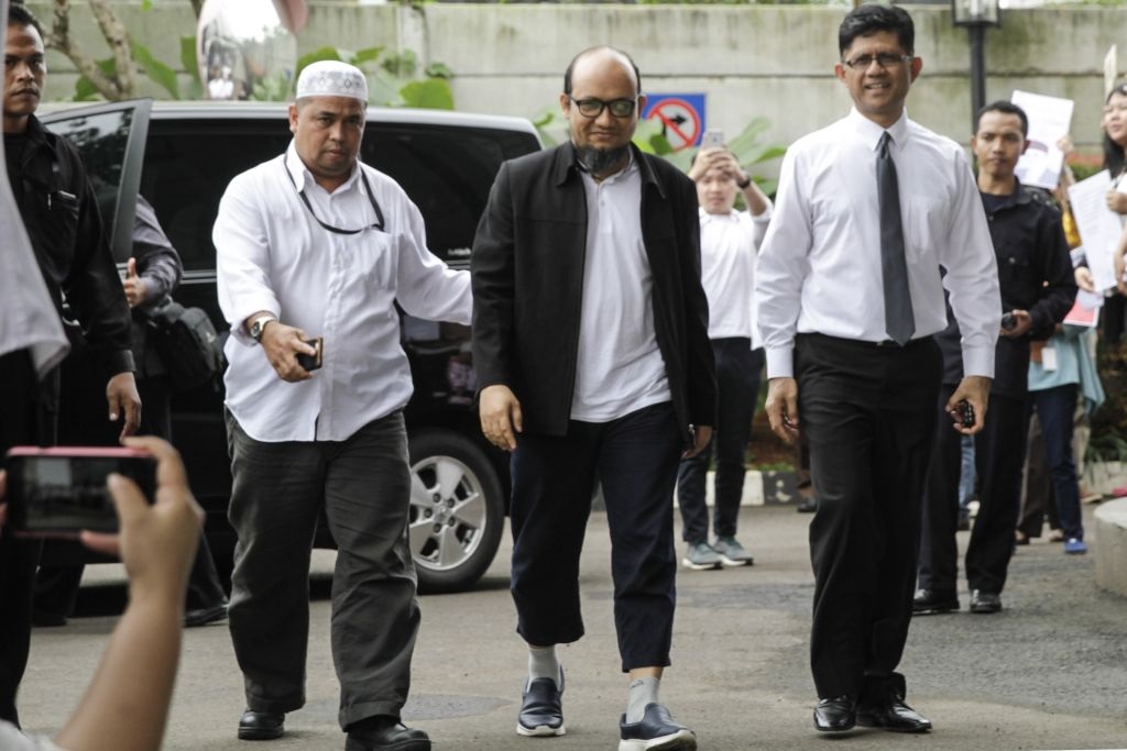 Novel Baswedan tiba di Gedung KPK, Jakarta, sepekan setelah selesai menjalani perawatan di Singapura.