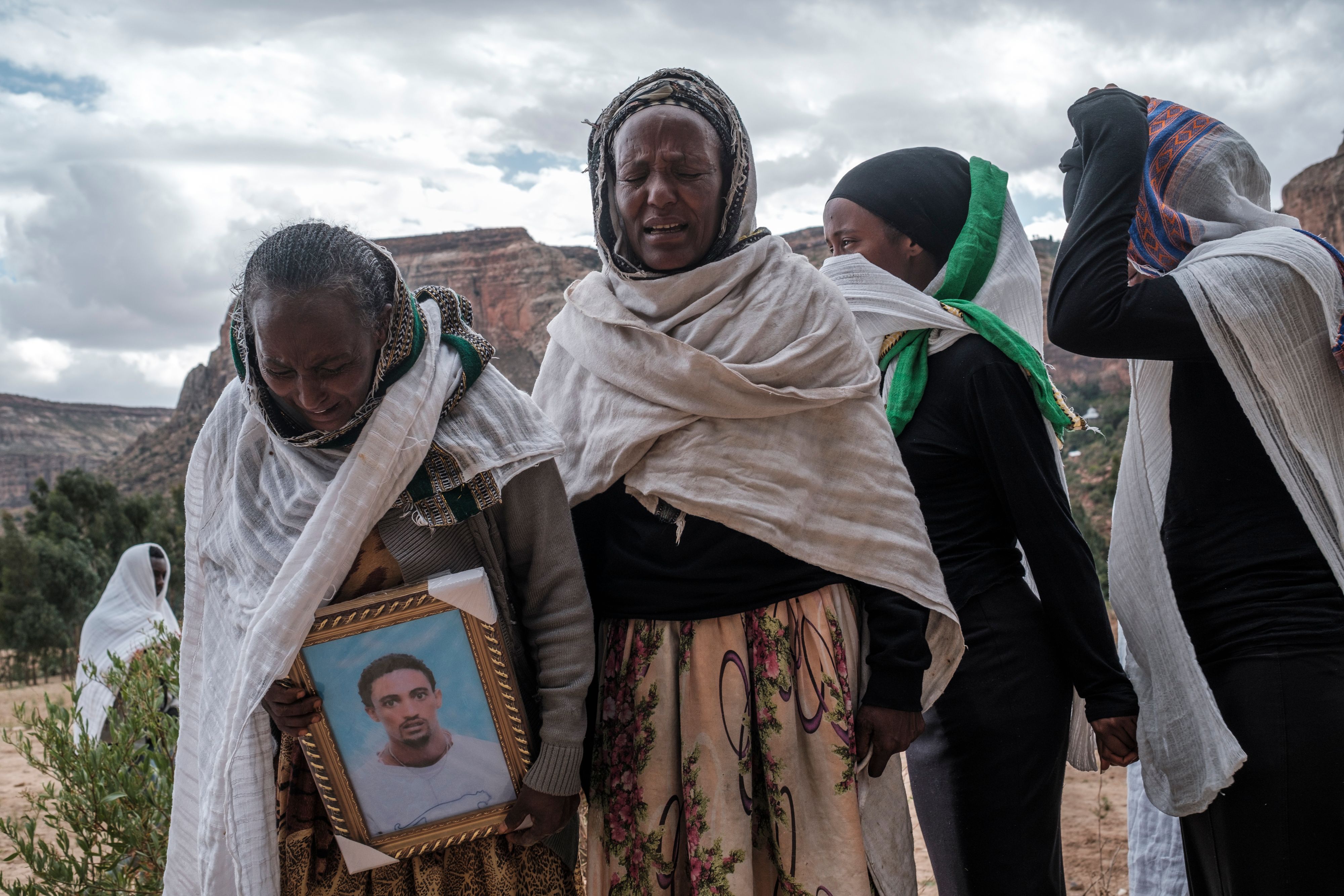 ከመቀለ ከተማ በስተሰሜን በምትገኘው ደንጎላት መንደር ውስጥ በኤርትራ ወታደሮች ተገድለዋል ለተባሉ ሰዎች የመንደሯ ነዋሪዎች ሐዘናቸውን ሲገልጹ።