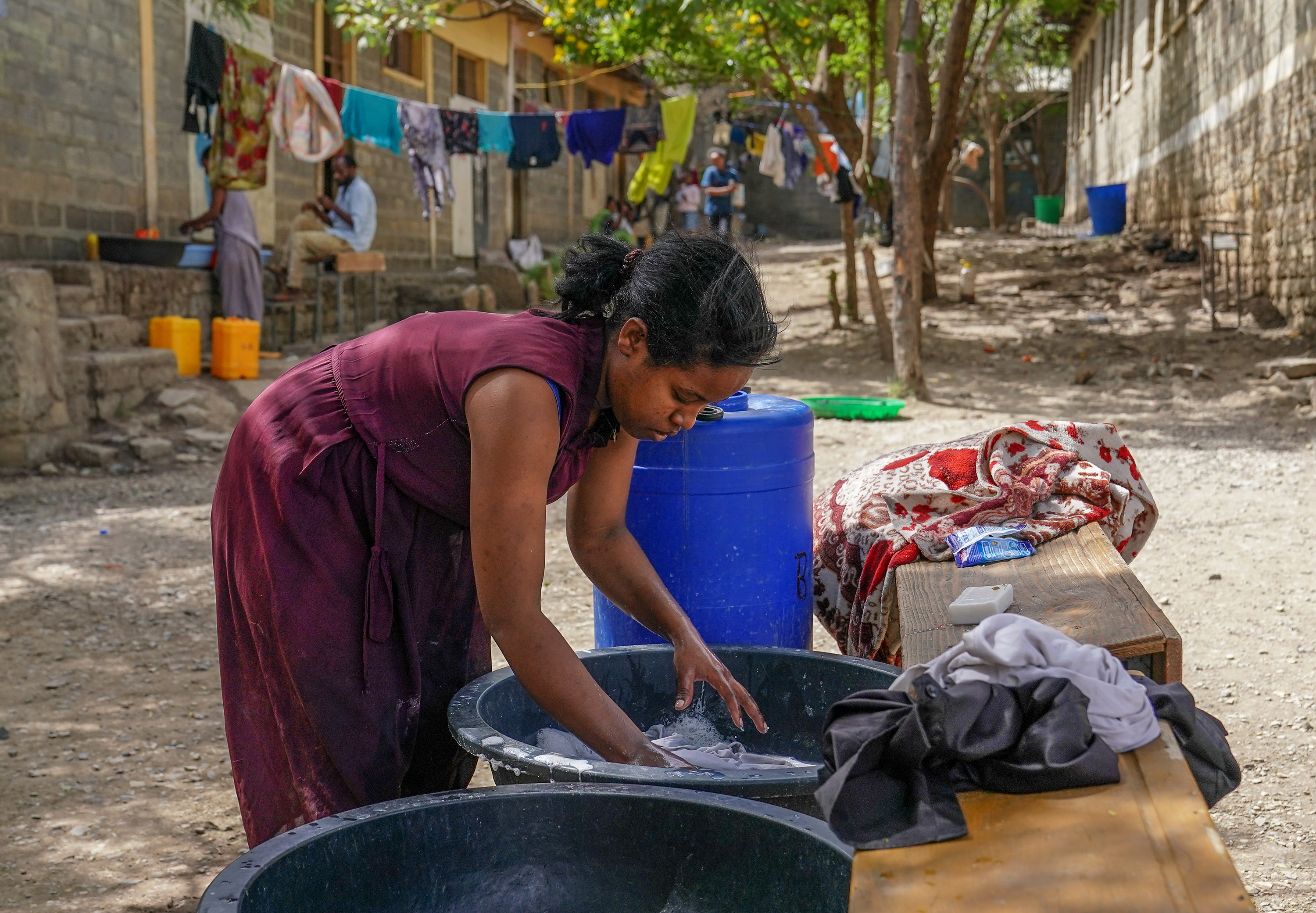 Mwanamke anafua na kutundika vitambaa katika kambi ya wakimbizi wa ndani katika shule ya Kisanet Complete Primary na Junior mnamo Juni 18, 2021 huko Mekele, Ethiopia.