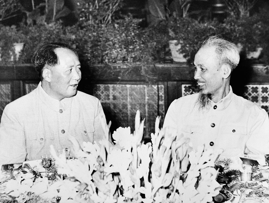 Hồ Chí Minh ngồi với Chủ tịch Mao Trạch Đông tại tiệc chiêu đãi dành cho Hồ ở Bắc Kinh.