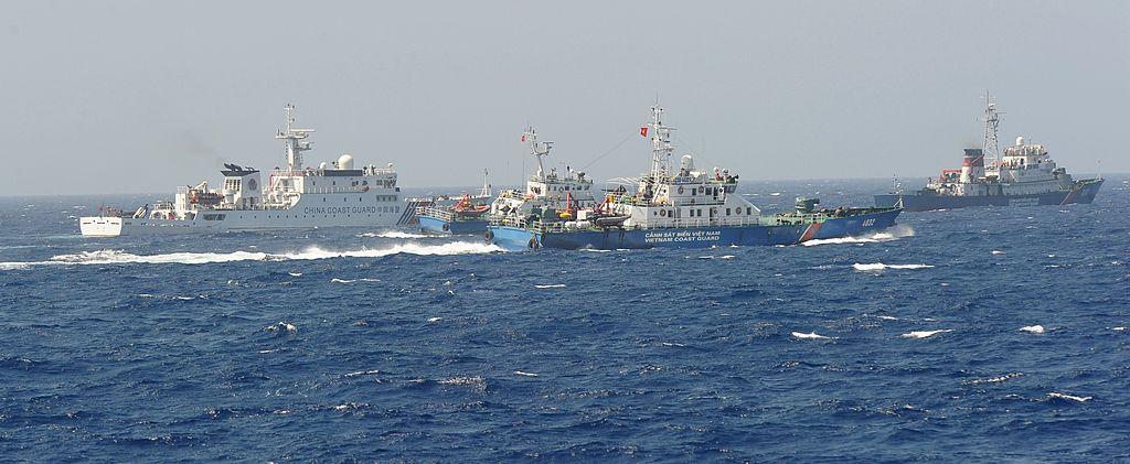 Tàu cảnh sát biển Trung Quốc (trái) bị ba tàu cảnh sát biển Việt Nam chặn gần giàn khoan dầu của Trung Quốc trong vùng biển tranh chấp ở Biển Đông.