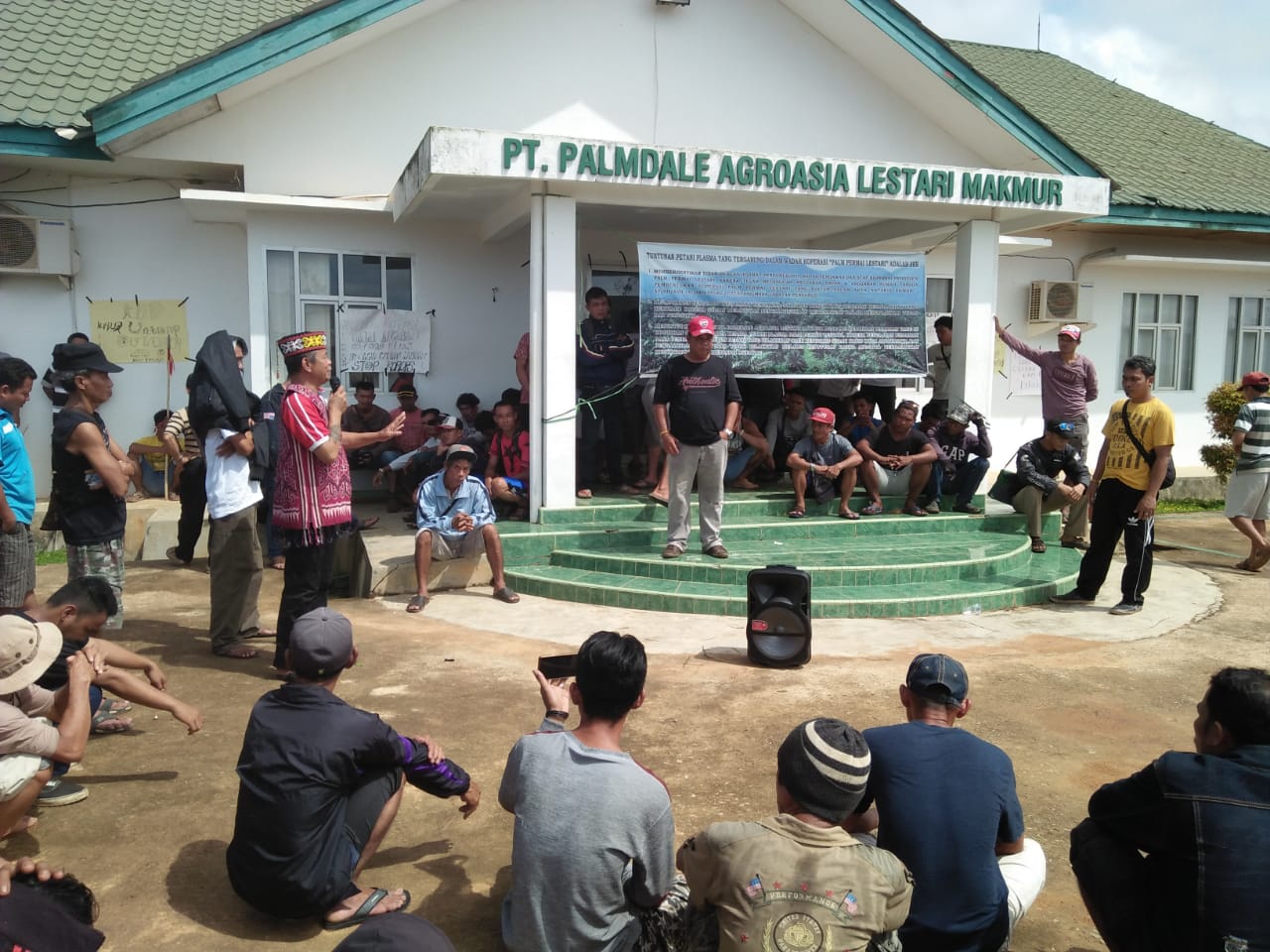 Petani plasma berunjuk rasa di depan kantor PT Palmdale.