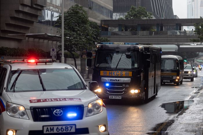 The prison van believed to be escorting Jimmy Lai arrives at the Wan Chai Court Building in Hong Kong (24/11/2022)
