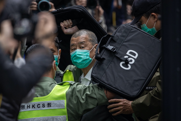 黎智英在獄警押送下抵達香港終審法院
