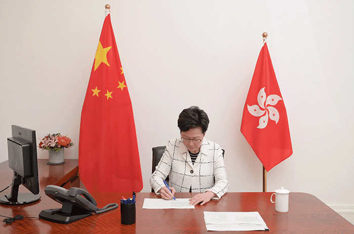中國香港特首林鄭月娥簽署《香港國安法》文本公布生效