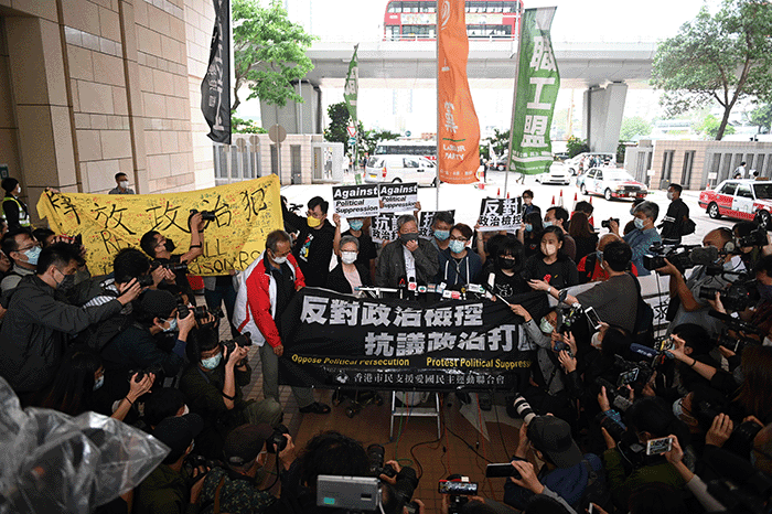 香港民主派人士在西九龍法院大樓中庭叫喊口號