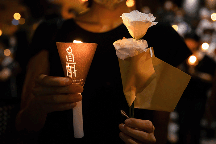 香港市民在維多利亞公園點亮蠟燭悼念北京「六四」事件死難者