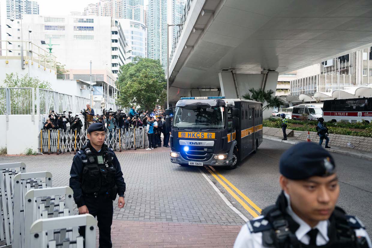 押送黎智英的囚車抵達香港西九龍裁判法院（18/12/2023）