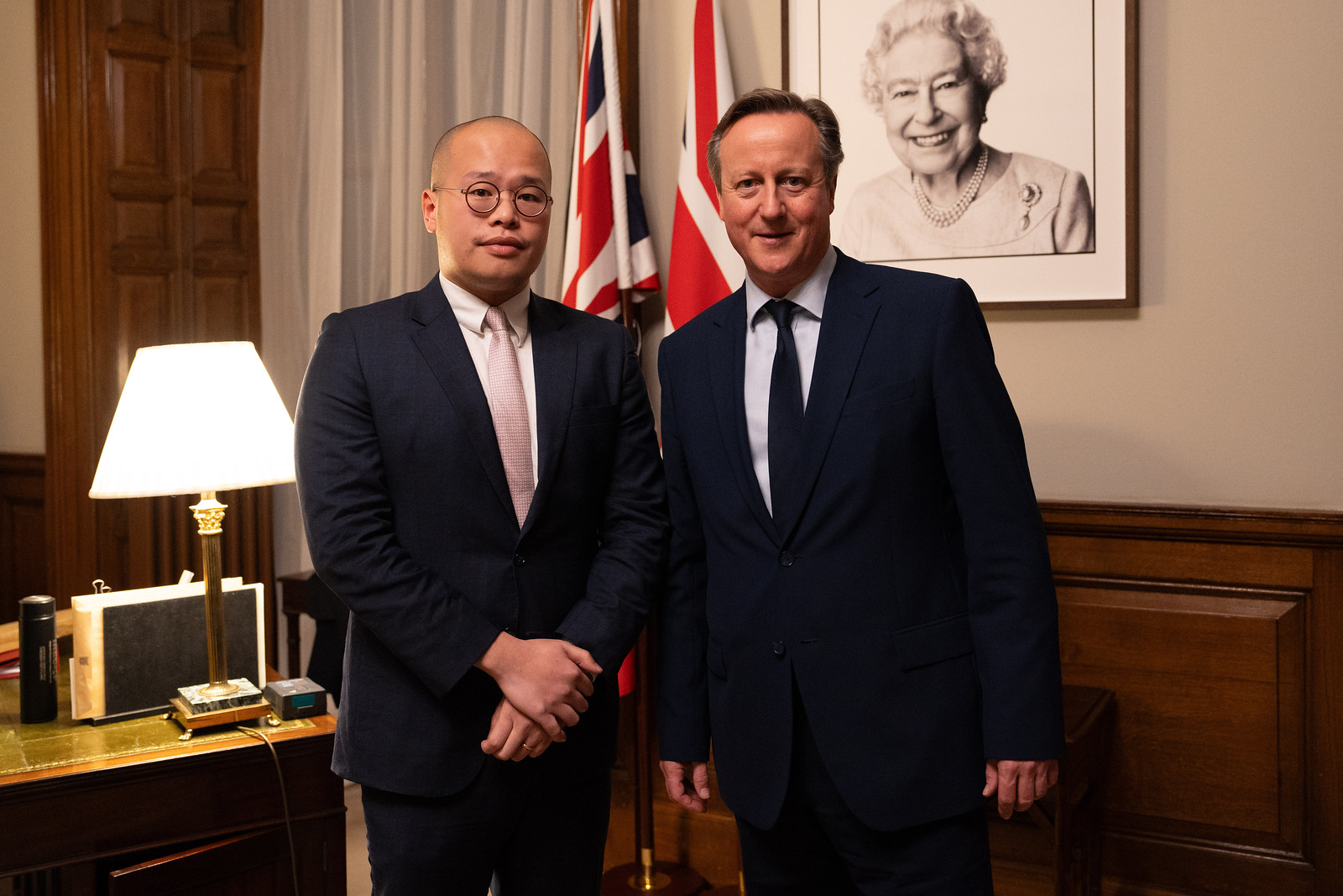 黎崇恩（左）與卡梅倫勳爵（右）在倫敦會晤（英國外交部發放圖片12/12/2023）