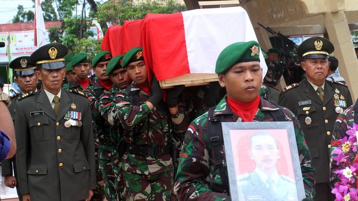 Prajurit TNI mengusung peti jenazah korban meriam Giant Bow, Kapten TNI Artileri Pertahanan Udara (ARH) Heru Bayu.