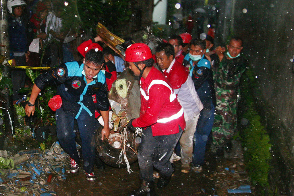 Tim SAR membawa sebagian tubuh pesawat Super Tucano.