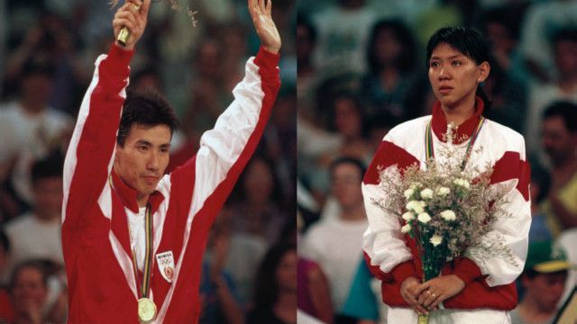 Susi Susanti (kanan) dan Alan Budikusuma (kiri) di podium kampiun Olimpiade 1992.