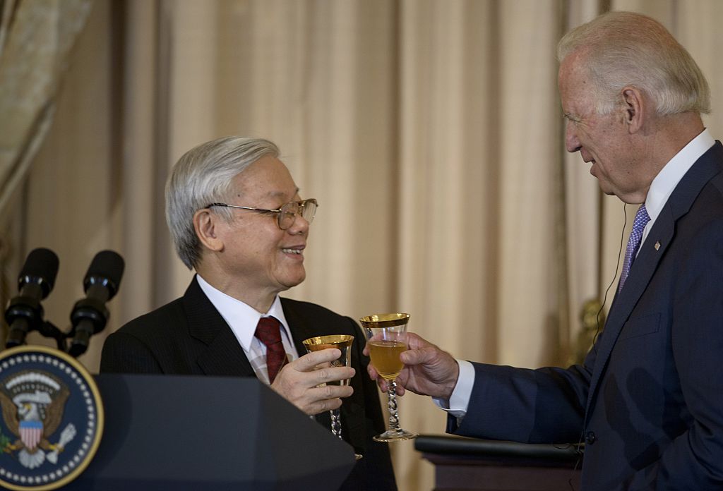 Tổng túng thiếu thư Nguyễn Phú Trọng gặp mặt Tổng thống Joe Biden trong tháng 7/2015.