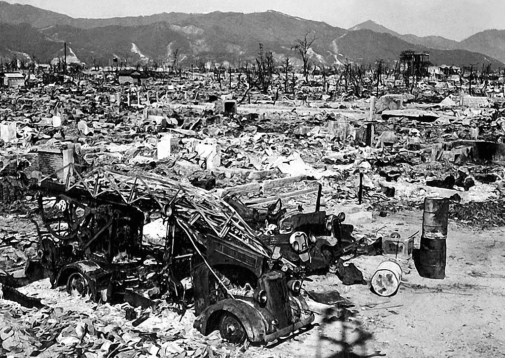 1945年8月，美國轟炸機在廣島投下原子彈。日本隨後表示無條件投降，並撤出中國。
