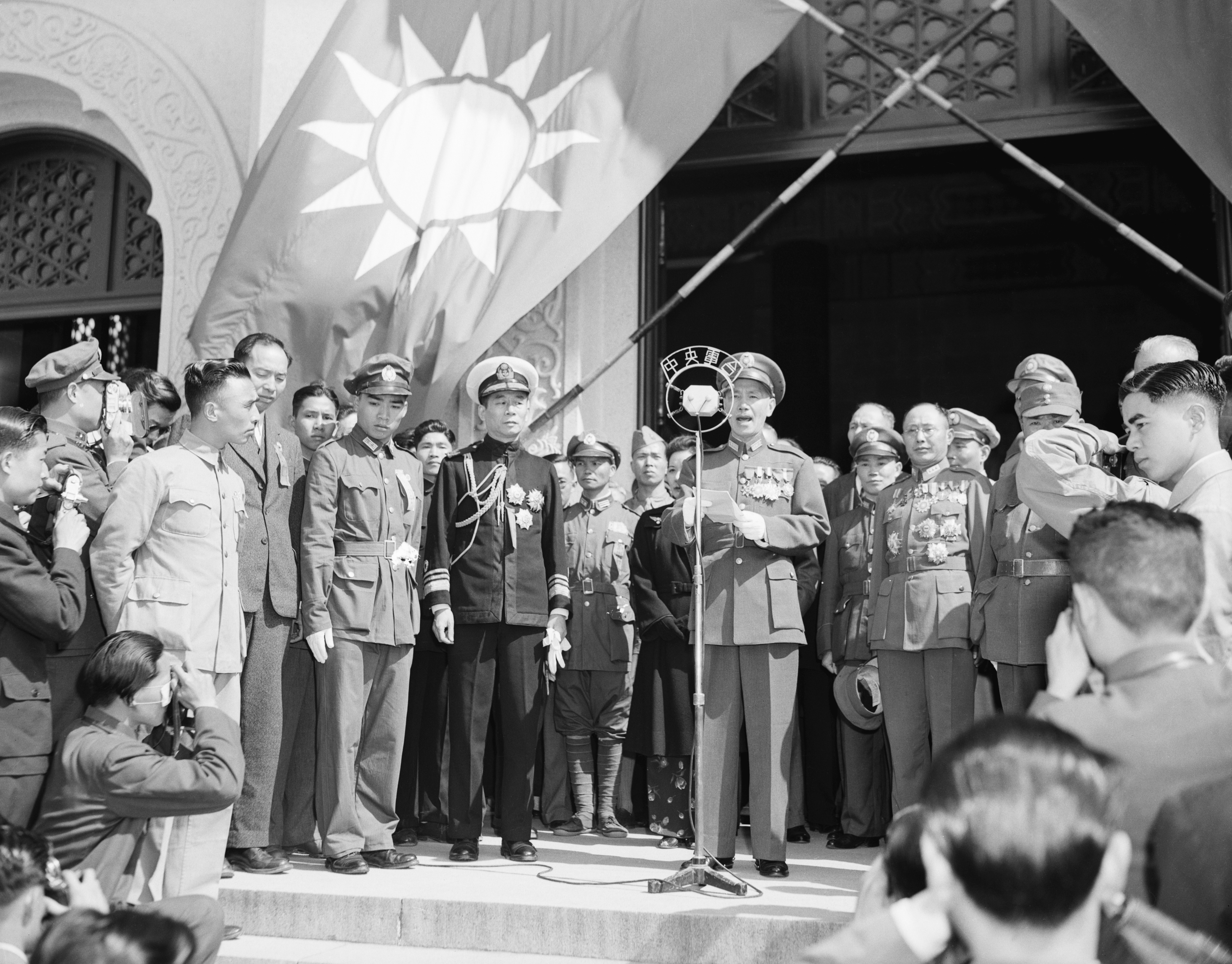 1946年中國南京，國民黨領導人蔣介石在孫中山墓前發表講話。