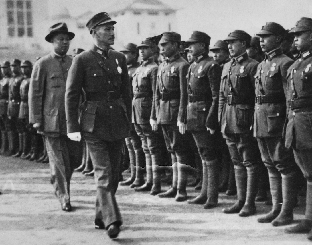 約在1950年，中華民國領導人蔣介石檢閱軍隊