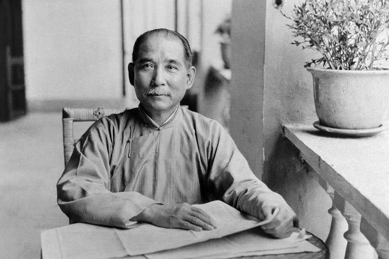 孫中山（1866 - 1925），中國政治家、醫生和哲學家，曾擔任臨時中華民國第一任總統；也是國民黨第一任領導人。