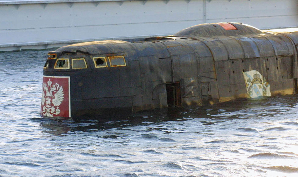 Вертолет летит над местом катастрофы подводной лодки "Курск"
