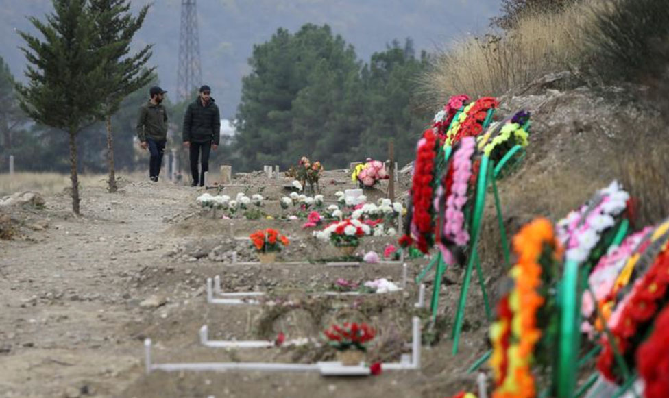 Xankəndidə (Stepanakert) müharibədə həlak olanların qəbirləri arasında gəzən sakinlər
