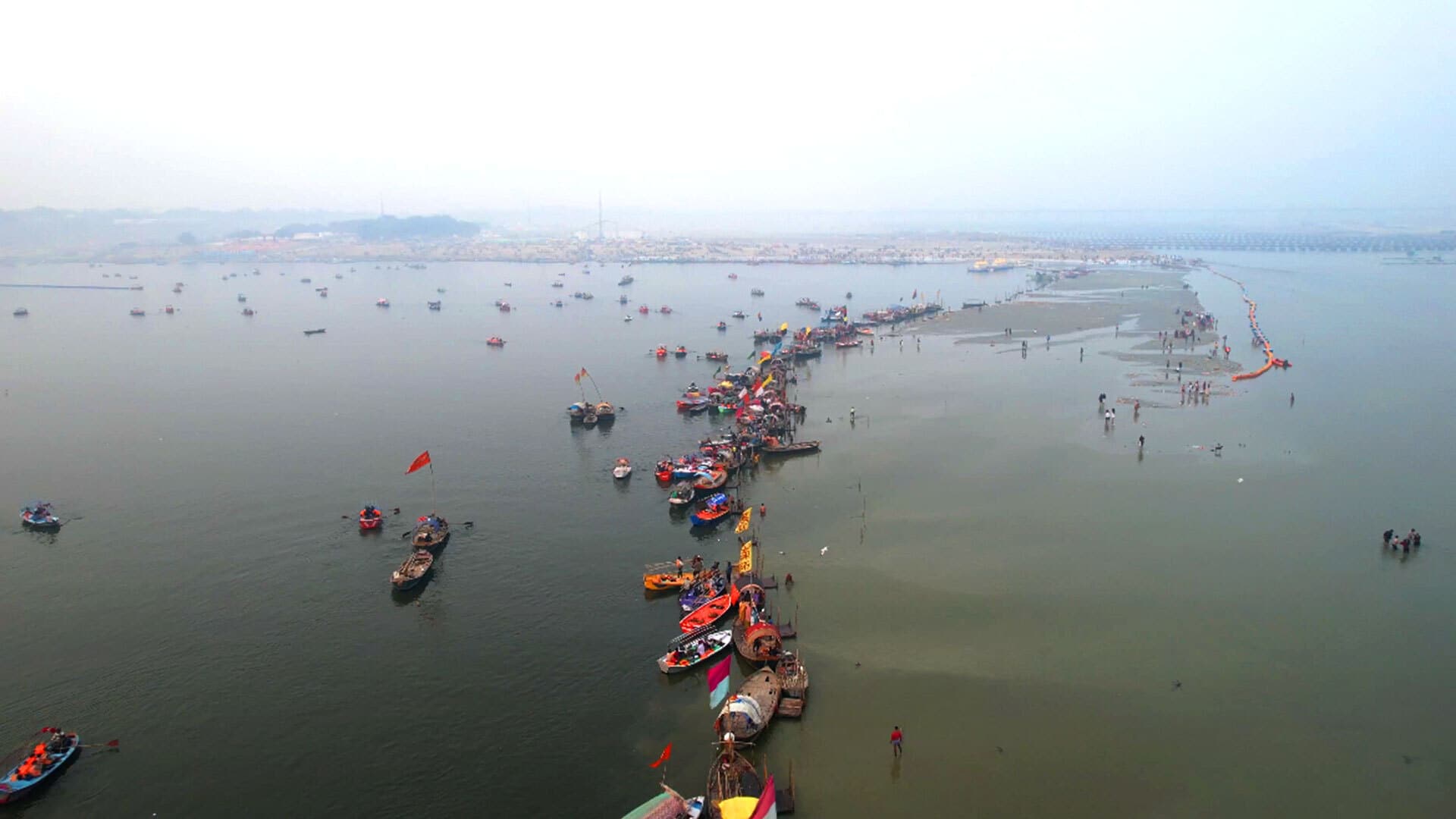 त्रिवेणी संगम, साधु और कुंभ मेले में मौजूद श्रद्धालुओं का वीडियो