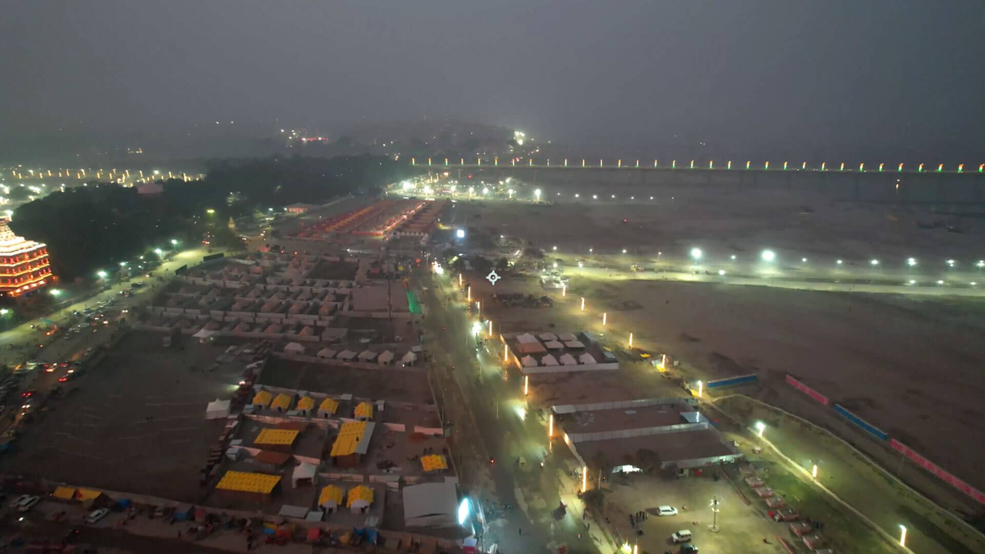 रात में कुंभ मेला मैदान का ड्रोन फ़ुटेज