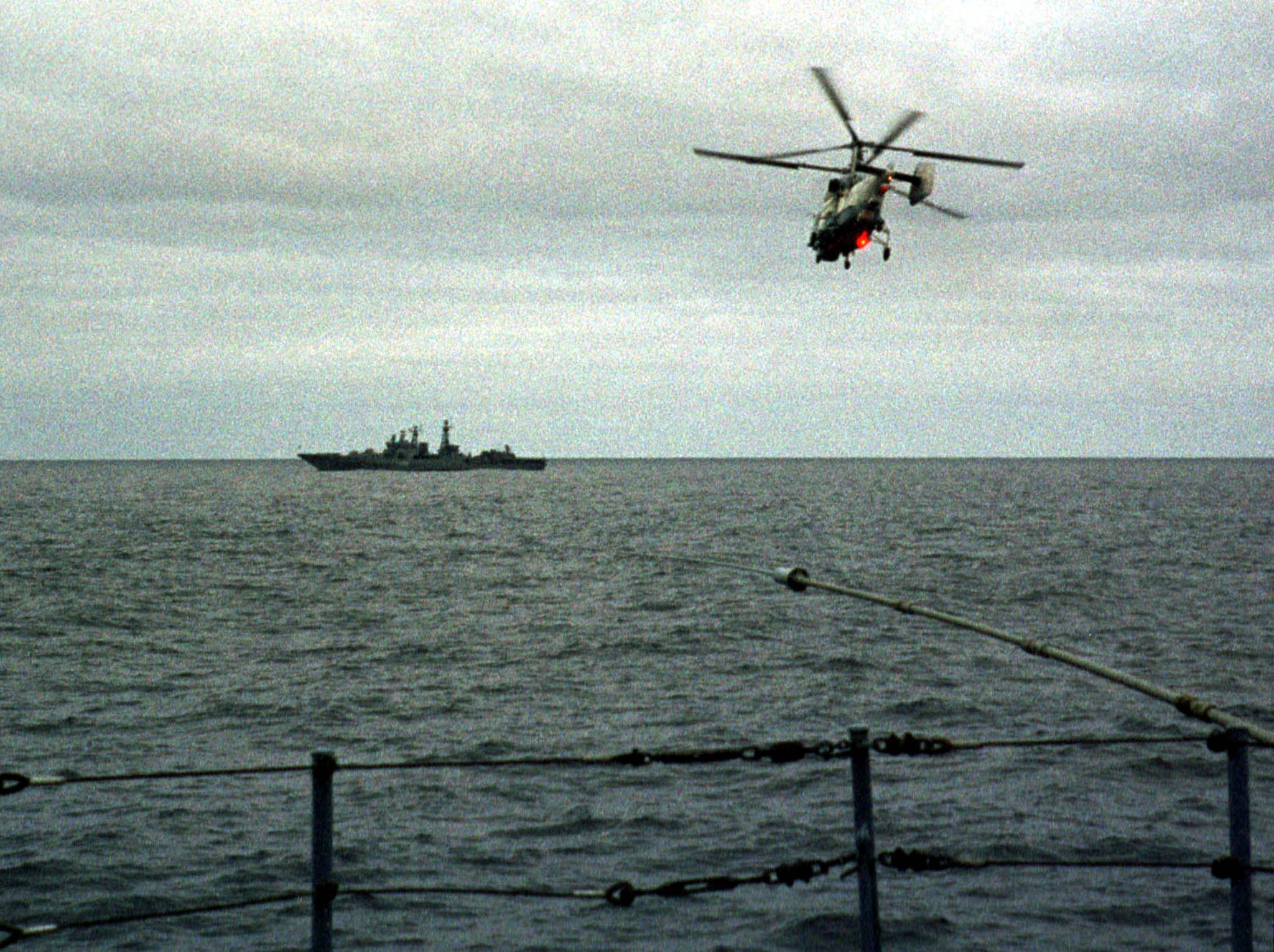 Вертолет летит над местом катастрофы подводной лодки "Курск"