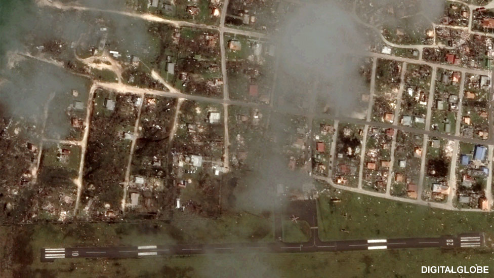 Imagen de satélite del área del aeropuerto de Barbuda después del huracán Irma