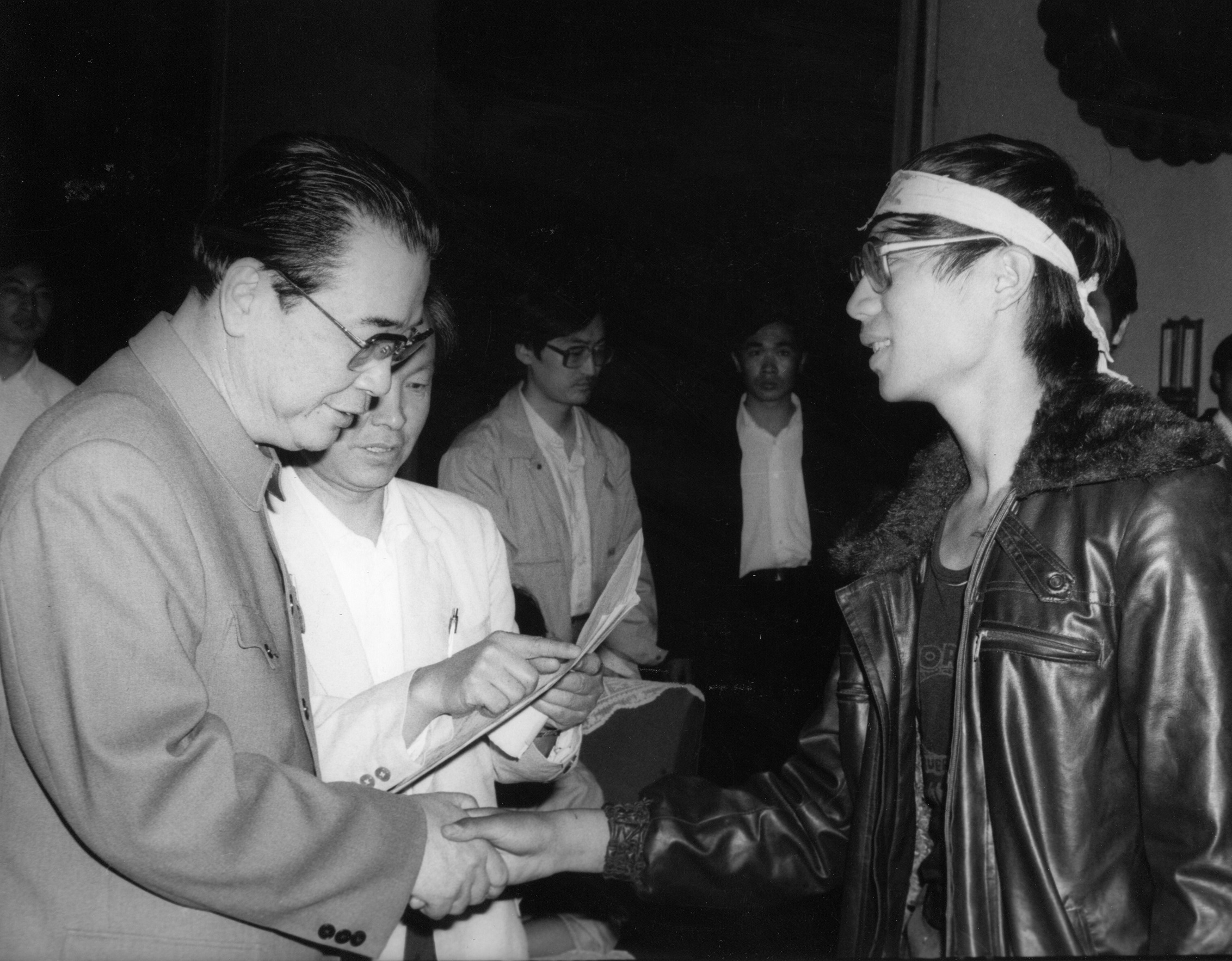 李鵬與王丹握手（北京，1989，Getty Images）