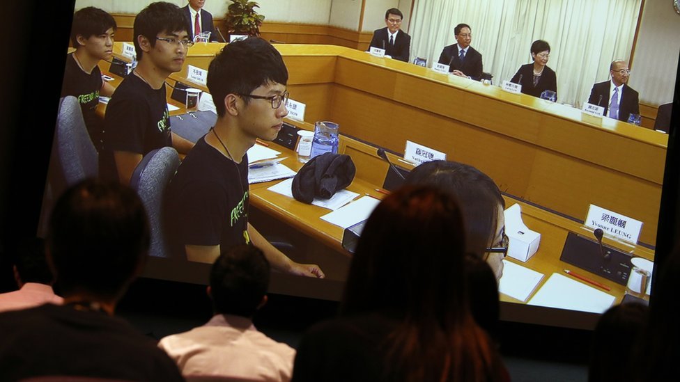 香港政府代表與學生對話（Getty Images）
