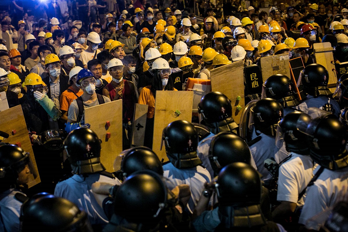 2014年，「勇武派」示威者以防守為主。