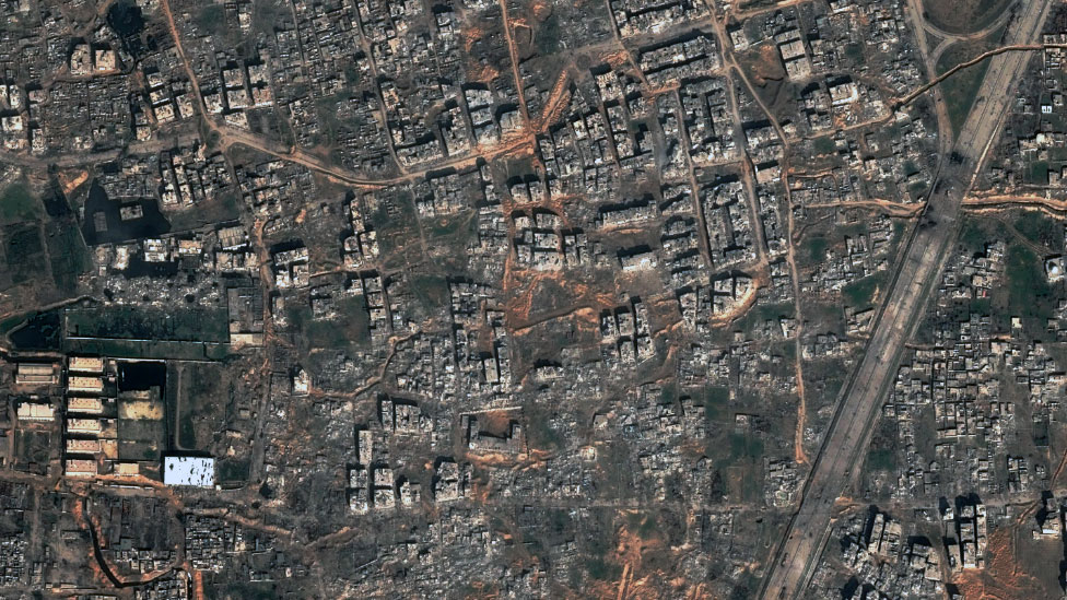 A imagem de satélite mostra a destruição de muitos edifícios do bairro residencial de Jobar