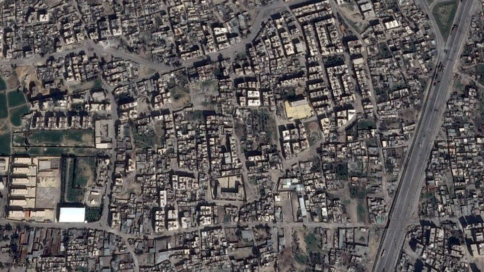 A imagem de satélite mostra parte do bairro residencial de Jobar em 2013