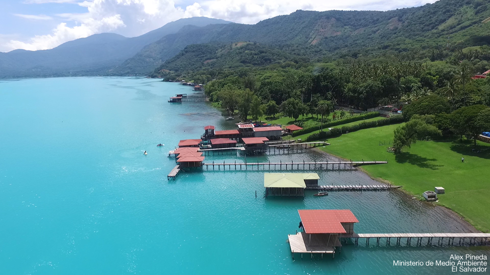 Imagen del Lago Coatepeque con color turquesa. 